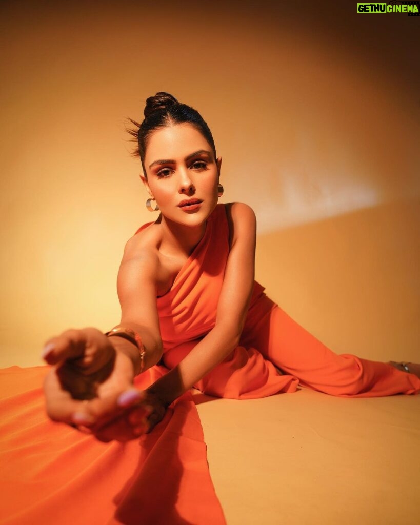 Priyanka Chahar Choudhary Instagram - Orange extravaganza 🧡 Photographer: @abhay_r_kirti Styled by : @kmundhe4442 Outfit by : @papzclothing Hair: @trevenihairartist Makeup: @makeoverbysejalthakkar #PriyankaChaharChoudhary