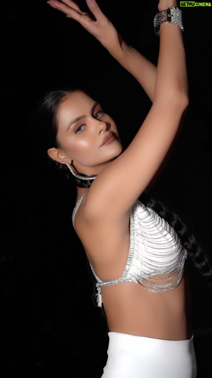 Priyanka Chahar Choudhary Instagram - When Desi meets the West, you know you can’t help but vibe! 😍 Grooving to #palpita diljitdosanjh @camilo Videographer - @saifcreations x @versatile.saif Makeup & Hair - @makeoverbysejalthakkar Outfit - @kamli_fashion #PriyankaChaharChoudhary #DiiljitDosanjh #Trending