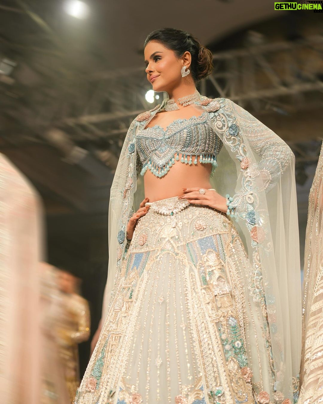 Priyanka Chahar Choudhary Instagram - Nothing can beat that Desi Glam⚡ Showstopper for @anjaleeandarjunkapoor ✨ Photographer: @harrymalik__photography__ Makeup: @iffatfatma204 Hair: @amitbhardwaj.hair #priyankachaharchoudhary