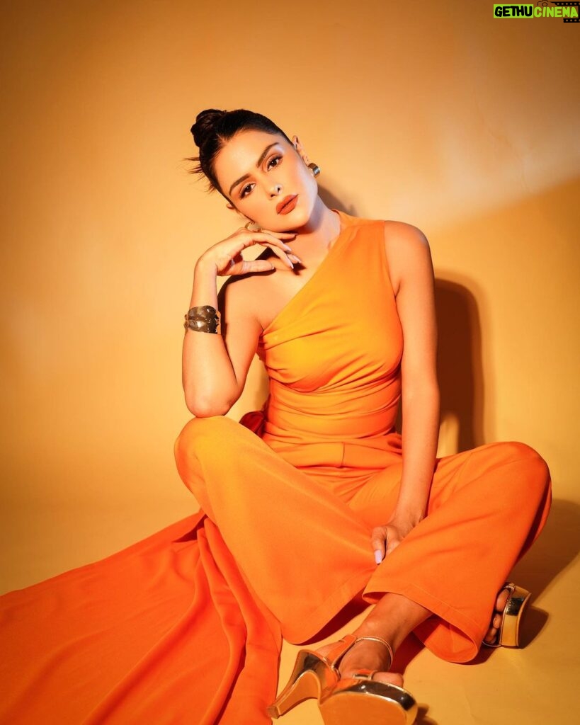Priyanka Chahar Choudhary Instagram - Orange extravaganza 🧡 Photographer: @abhay_r_kirti Styled by : @kmundhe4442 Outfit by : @papzclothing Hair: @trevenihairartist Makeup: @makeoverbysejalthakkar #PriyankaChaharChoudhary