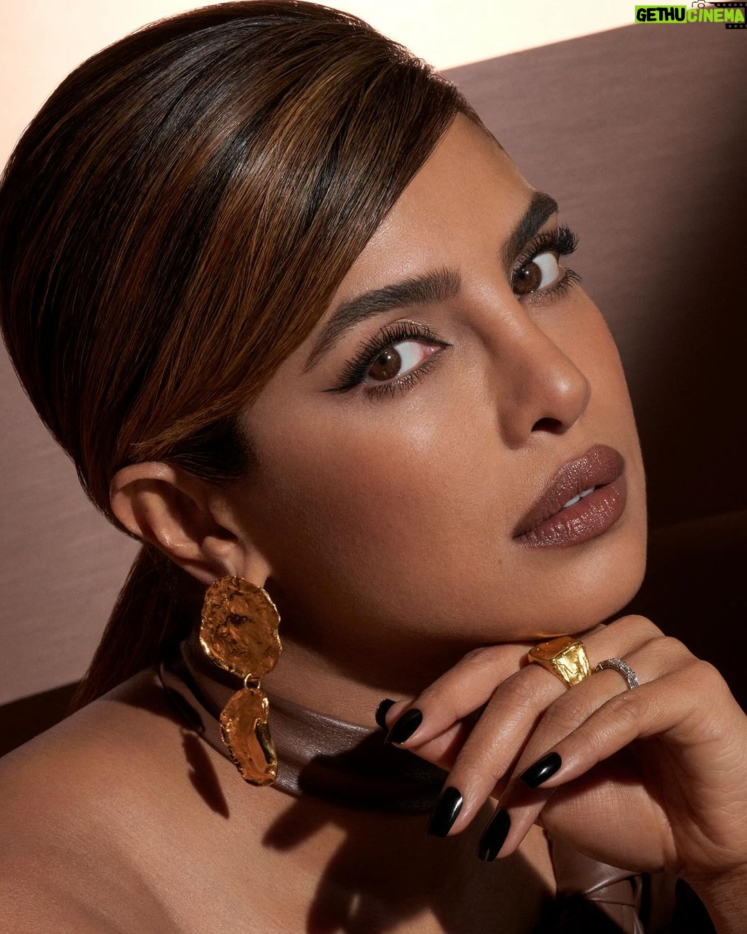 Priyanka Chopra Instagram - Mascara game strong with the new Max Factor 2000 Calorie Pro Stylist! 🖤 Shop now at @rossmannpl @maxfactor #ad