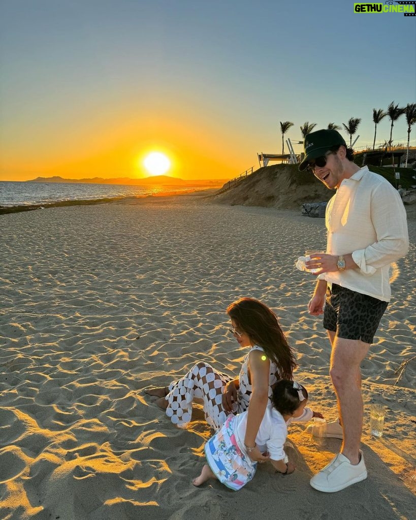 Priyanka Chopra Instagram - Took some time to feed my soul. 2023 had me spent.. maybe I still am. Here’s to a 2024 highlighted by peace, respite, family, love, joy and community. Hold your loved ones close. We are very lucky if we can. Happy new year ❤🙏🏽 Cabo San Lucas,Mexico
