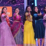 Priyanka Deshpande Instagram - Cheers to the entire cast and crew of Kadhanayagi Season 1 We did it - Tamilnadu’s first acting reality show🥳🥳 Vera level team effort.👏🏻👏🏻 Special mention to the editors, art directors, writers, trainers, costume, makeup and hair team❤️- wouldn’t be possible without you all. Pucca mass panitingaaa pongaa🥳🥳 Thank you makkale for the love and support as always. Love you all❤️ . . #itsawrap #kadhanayagi #season1 #vijaytelevision #gratitude #love #work #hostlife #televisionanchor
