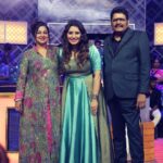 Priyanka Deshpande Instagram - Making dreams come true with two legends of Tamil cinema. @radikaasarathkumar 🤍@the_ksravikumar 🤍 Watch #kadhanayagi on weekends 9.30pm @vijaytelevision