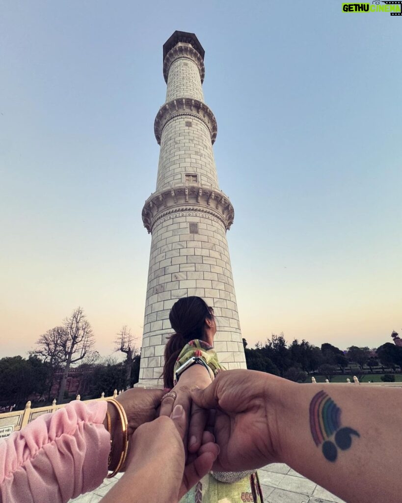 Priyanka Deshpande Instagram - All the forevers are in my hand ❤❤❤❤ . . . #girlstrip #bffs #leapday #leapyear #tajmahal #monthoflove #happyus #lettinggo #thankyougod