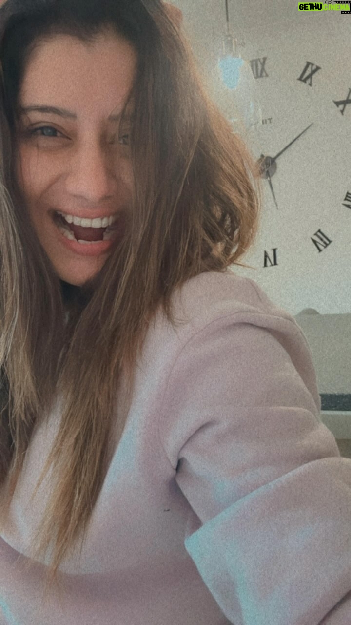 Priyanka Deshpande Instagram - Bellissimo :) . . . #monday #newweek #happyholi #color #vacation #unitedkingdom #travelling #london #londondiaries #selfie #selfiegirl #happyweek #uhappyihappy London, Unιted Kingdom