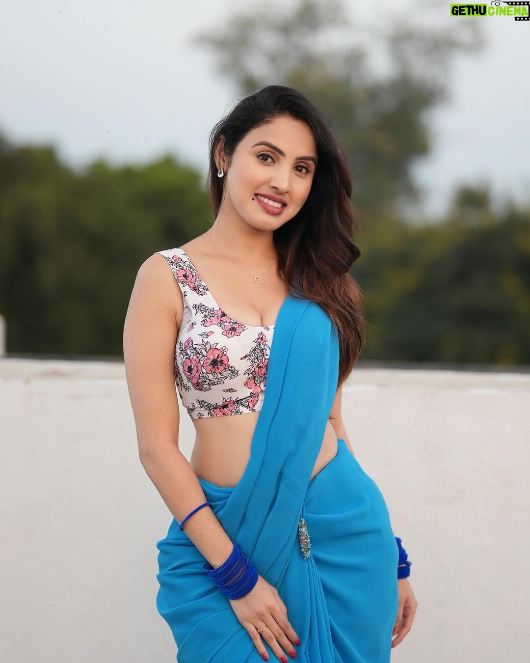 Priyanka KD Instagram - कोई लफ़्यों के लिए बैठा रहा , किसी ने आँखें पढ़ ली ♥️ #photoshoot #photooftheday #pictures #saree #sareelove #sareefashion #blueeyes #telugu #telugucinema #hyderabad #southstyle #priyankakholgade #priyankakd #mumbai #maharashtra