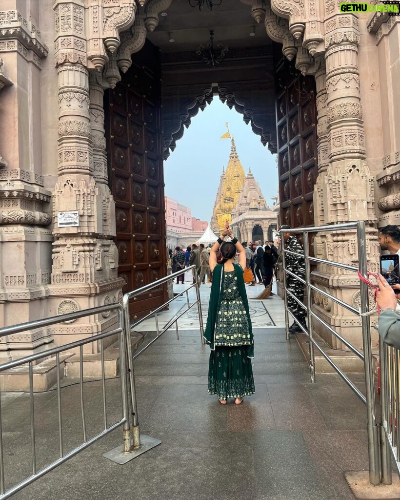Priyanka KD Instagram - Let’s begin my BirthDay with family … every year I celebrated my birthday out of India with frnds , clubs , dance and whatever bull shit but Now i want celebrate like this #kashivishwanath #kashi #kashivishwanathtemple #varanasi #banaras #priyankakholgade #birthday #birthdaygirl #priyankakd