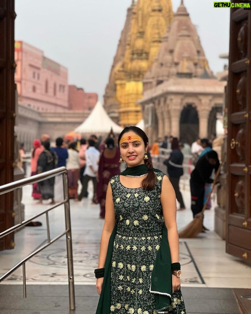 Priyanka KD Instagram - Let’s begin my BirthDay with family … every year I celebrated my birthday out of India with frnds , clubs , dance and whatever bull shit but Now i want celebrate like this #kashivishwanath #kashi #kashivishwanathtemple #varanasi #banaras #priyankakholgade #birthday #birthdaygirl #priyankakd