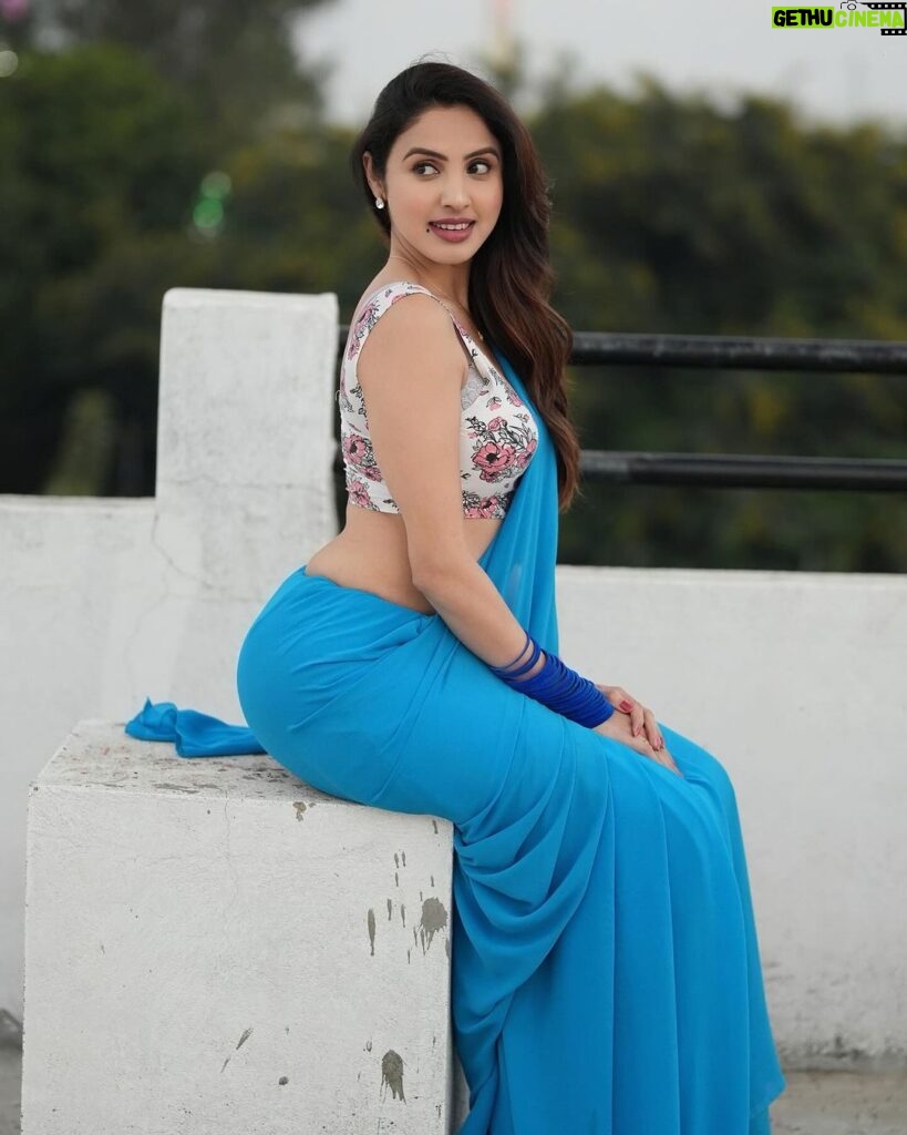 Priyanka KD Instagram - ये नीली नीली सारी ये गोरे गोरे गाल 😜…. #photoshoot #photooftheday #instagram #intsalove #saree #sareefashion #sareeindia #love #lifestyle #priyankakholgade #hyderabad #telugu