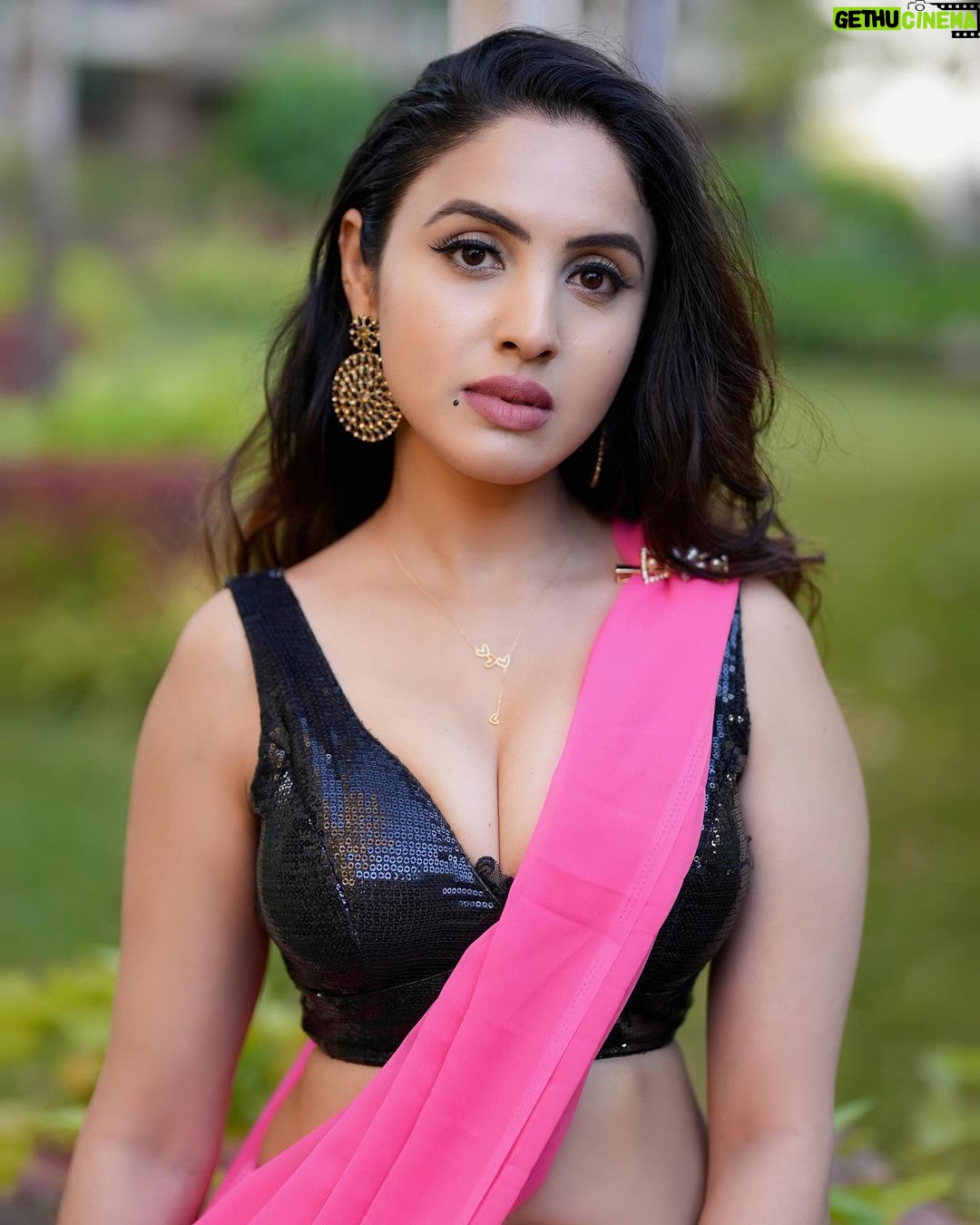 Priyanka KD Instagram - Gulabi saree Pink heart 🩷…….. #priyankakholgade #instagram #instagood #instalike #photooftheday #photography #saree #sareelove #sareefashion #gulabisaree #gulabi #love #mumbai #maharashtra #hyderabad #telugu #southmovies