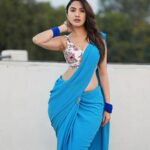 Priyanka KD Instagram - कोई लफ़्यों के लिए बैठा रहा , किसी ने आँखें पढ़ ली ♥️ #photoshoot #photooftheday #pictures #saree #sareelove #sareefashion #blueeyes #telugu #telugucinema #hyderabad #southstyle #priyankakholgade #priyankakd #mumbai #maharashtra