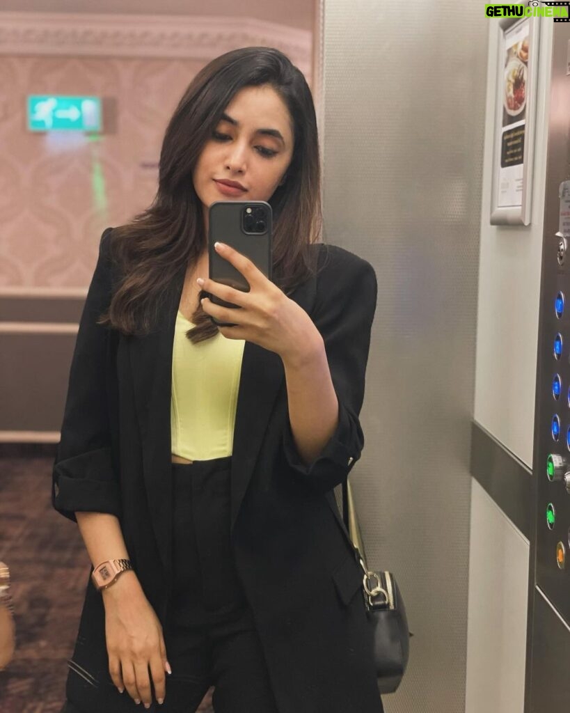 Priyanka Mohan Instagram - Peekaboo 🪞👾
