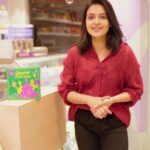 Priyanka Sarkar Instagram - The sparkle of fairy lights, the flavours of Christmas cakes আর তার সাথে ছোটবেলার স্মৃতি...বড়দিন মানেই একটা special emotion. This year, the festival becomes even more special with our Santa Claus. তুমিও কি চাও তোমার celebration-কে আরো special করে তুলতে? তাহলে you must come to Mio Amore to savour their delicious Christmas delights. Trust me আমার মতো তোমাদের ও মনে হবে এক Christmas wonderland-e এসে গেছো।  . . #MioAmore #Christmas #Borodin #Winter #Kolkata #EnjoyTogether #ChristmasSpecial #Santu #SantuClaus #Cakes #ChristmasCakes #ChristmasWonderland @mioamore_bakery