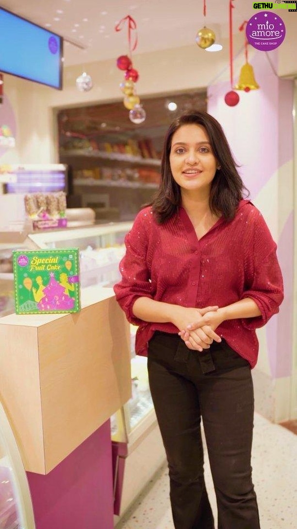 Priyanka Sarkar Instagram - The sparkle of fairy lights, the flavours of Christmas cakes আর তার সাথে ছোটবেলার স্মৃতি...বড়দিন মানেই একটা special emotion. This year, the festival becomes even more special with our Santa Claus. তুমিও কি চাও তোমার celebration-কে আরো special করে তুলতে? তাহলে you must come to Mio Amore to savour their delicious Christmas delights. Trust me আমার মতো তোমাদের ও মনে হবে এক Christmas wonderland-e এসে গেছো। . . #MioAmore #Christmas #Borodin #Winter #Kolkata #EnjoyTogether #ChristmasSpecial #Santu #SantuClaus #Cakes #ChristmasCakes #ChristmasWonderland @mioamore_bakery