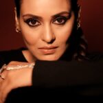 Priyanka Sarkar Instagram - 🖤🖤🖤... @tales_by_suvyn @makeupbysumanganguly @moumitasani @fashiondoctor_official @imsayandey @bhaskar5100 @abhireporting