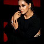 Priyanka Sarkar Instagram - ❤️🖤❤️🖤❤️ @imsayandey @fashiondoctor_official @makeupbysumanganguly @moumitasani @abhireporting @bhaskar5100