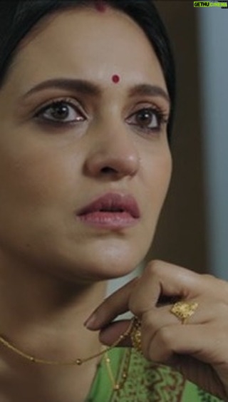 Priyanka Sarkar Instagram - Trailer দেখার পর series-টা দেখতে তোমরা কতটা excited? #Lojja: Trailer Out Now | Series directed by @aditiroyz03, based on the research conducted by @samragneebandyopadhyay, premieres 22nd March, only on #hoichoi. @priyankasarkarz @anujoy_chattopadhyay #SrijaHalum @indrasishroystories #KheyaliDastidar #NamitaChakraborty #IndrajitMazumder @sneha.mishti_official @saolichattopadhyay #SubhadeepGuha @svfsocial