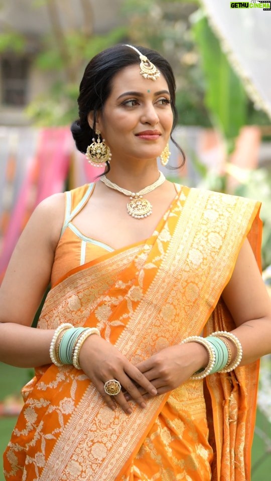 Priyanka Sarkar Instagram - রঙের বাহারে আপনি হয়ে উঠুন অনন্য @priyagopalbishoyiofficial -র সাজে...💛