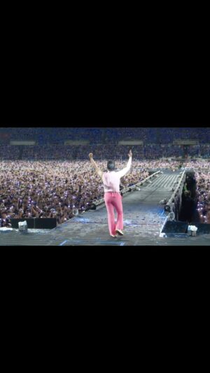 Psy Instagram - 문득 2003년 연말에 나눴던 대화가 생각납니다. 
형 : 너 콘서트에서 rock 해라. 챔피언을 rock으로 바꿔봐. 
나 : 한다 해도 rock으로 한곡만 가기 뜬금없지 않을까요? 
형 : 그 뒤에 그대에게 를 이어서 불러 내가 파일 줄테니 
나 : 헉!! 진짜요!? 감사는 너무 한데 제가 그 곡이 감당이 될까요? 
형 : 너 그 노래 계속 할껄…(웃음) 그대에게 전주 맛보면 못끊는다 

원작자가 만들어준 그 파일에 밴드 사운드를 얹어서 
20년째 부르고 있는 ‘그대에게’
언제 어디서 블러도 원작자처럼 멋있고 멋집니다. 
신해철을 사랑하는 사람들 소리질러 #그대에게