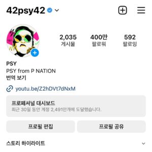 Psy Instagram - 팔로워 400만을 축하하며 프로필 교체합니다. #싸이거 
Celebrating 4M followers, I’m changing profile to this #PSYger 
감사합니다! THX!
*흠뻑쇼 비닐백팩의 그친구 맞습니다 💦💙