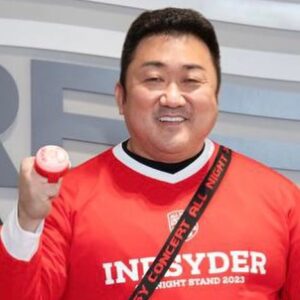 Psy Instagram - #올나잇하루전 
before and after 너클밴드&굿즈 
감사합니다 @donlee 
*너클 밴드가 매우 작아보임