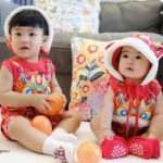 Puttichai Kasetsin Instagram – Happy Chinese New Year 2024 ครับ/ค่ะ พี่ๆ @pjpjpitt @welaand2bros 👦🏻👧🏻🧧🎊🪭🐉😊❤️🍊

ชุดน่ารัก @babylovett_brand