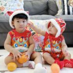 Puttichai Kasetsin Instagram – Happy Chinese New Year 2024 ครับ/ค่ะ พี่ๆ @pjpjpitt @welaand2bros 👦🏻👧🏻🧧🎊🪭🐉😊❤️🍊

ชุดน่ารัก @babylovett_brand
