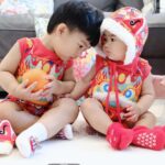 Puttichai Kasetsin Instagram – Happy Chinese New Year 2024 ครับ/ค่ะ พี่ๆ @pjpjpitt @welaand2bros 👦🏻👧🏻🧧🎊🪭🐉😊❤️🍊

ชุดน่ารัก @babylovett_brand