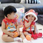 Puttichai Kasetsin Instagram – Happy Chinese New Year 2024 ครับ/ค่ะ พี่ๆ @pjpjpitt @welaand2bros 👦🏻👧🏻🧧🎊🪭🐉😊❤️🍊

ชุดน่ารัก @babylovett_brand