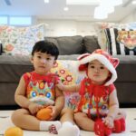 Puttichai Kasetsin Instagram – Happy Chinese New Year 2024 ครับ/ค่ะ พี่ๆ @pjpjpitt @welaand2bros 👦🏻👧🏻🧧🎊🪭🐉😊❤️🍊

ชุดน่ารัก @babylovett_brand