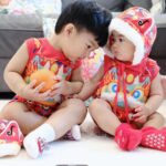 Puttichai Kasetsin Instagram – Happy Chinese New Year 2024 ครับ/ค่ะ พี่ๆ @pjpjpitt @welaand2bros 👦🏻👧🏻🧧🎊🪭🐉😊❤️🍊

ชุดน่ารัก @babylovett_brand