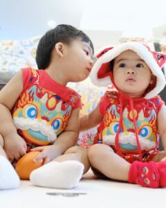 Puttichai Kasetsin Instagram - Happy Chinese New Year 2024 ครับ/ค่ะ พี่ๆ @pjpjpitt @welaand2bros 👦🏻👧🏻🧧🎊🪭🐉😊❤️🍊 ชุดน่ารัก @babylovett_brand