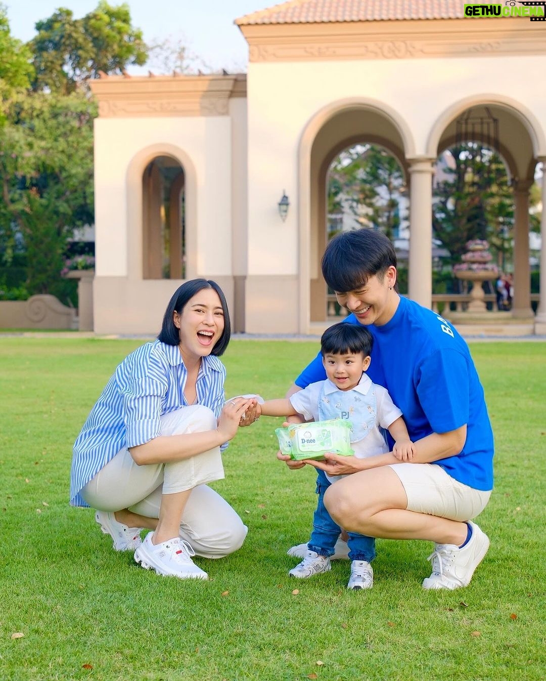 Puttichai Kasetsin Instagram - วันนี้ฝุ่นจางเราก็พาน้องพีร์เจมาเดินเล่นออกกำลังกายกันหน่อยคร้าบ 😁 และถึงแม้ว่าน้องจะเล่นจะจับของนอกบ้านขนาดไหน เราก็หมดกังวลเรื่องความสะอาด เพราะเราใช้ดีนี่ เบบี้ไวพ์ สูตรออร์แกนิค ซึ่งมีสารสกัดจากธรรมชาติถึง 7 ชนิด ใช้ทำความสะอาดผิวและของเล่นของน้องพีร์เจได้อย่างอ่อนโยนและยังช่วยยับยั้งไวรัสอีก ด้วย เป็นตัวช่วยสำคัญของเราเมื่อทำกิจกรรมนอกบ้านกับน้องพีร์เจล่ะครับ 😉 @pjpjpitt #DneeThailand #DneeOrganic #DneeBabyWipes #ดีนี่ทิชชู่เปียก