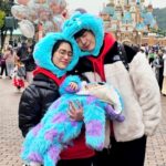 Puttichai Kasetsin Instagram – ทริปนี้พ่อกับแม่ยกนิ้วให้พีร์เจเลย เก่งมาก ไม่งอแงกินง่ายอยู่ง่ายในวัย 1 ขวบ 2 เดือนน้องเก่งมากครับ แถมเล่นเครื่องเล่นใน Disneyland กับพ่อแม่ได้แล้ว ชอบและตื่นตาตื่นใจมาก เข้าคิวต่อแถวแบบไม่ร้องเลย ☺️❤️

ชอบตอนน้องเดินส่ายหางดุ๊กๆดิ๊กๆครับ 55555 ชุดนี้ได้มาจากเพื่อนน้าตาลน้าตี้ ใส่อุ่นสุดๆ ถ้าไม่ได้ชุดนี้น้าาาไม่อยากจะคิด 😂 จู่ๆฮ่องกงก็6 องศา feel like 2 องศาแบบลมมมมมม ลูกน่ะอุ่นแต่พ่อกับแม่ก็คืองึกๆจ้า ไม่คิดว่าอากาศฮ่องกงจะลงไปเบอร์แรงขนาดนี้ ภายใน1 วัน 😅 แต่!!! คณะเราก็อยู่เข้าแบบ early pass และอยู่จนพลุจบ 12 ชม.เต็มไปเลยคร้าบทุกคน 🤣🥳🤩