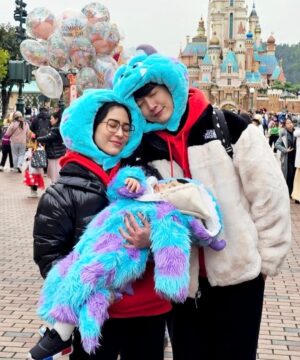Puttichai Kasetsin Instagram - ทริปนี้พ่อกับแม่ยกนิ้วให้พีร์เจเลย เก่งมาก ไม่งอแงกินง่ายอยู่ง่ายในวัย 1 ขวบ 2 เดือนน้องเก่งมากครับ แถมเล่นเครื่องเล่นใน Disneyland กับพ่อแม่ได้แล้ว ชอบและตื่นตาตื่นใจมาก เข้าคิวต่อแถวแบบไม่ร้องเลย ☺️❤️

ชอบตอนน้องเดินส่ายหางดุ๊กๆดิ๊กๆครับ 55555 ชุดนี้ได้มาจากเพื่อนน้าตาลน้าตี้ ใส่อุ่นสุดๆ ถ้าไม่ได้ชุดนี้น้าาาไม่อยากจะคิด 😂 จู่ๆฮ่องกงก็6 องศา feel like 2 องศาแบบลมมมมมม ลูกน่ะอุ่นแต่พ่อกับแม่ก็คืองึกๆจ้า ไม่คิดว่าอากาศฮ่องกงจะลงไปเบอร์แรงขนาดนี้ ภายใน1 วัน 😅 แต่!!! คณะเราก็อยู่เข้าแบบ early pass และอยู่จนพลุจบ 12 ชม.เต็มไปเลยคร้าบทุกคน 🤣🥳🤩
