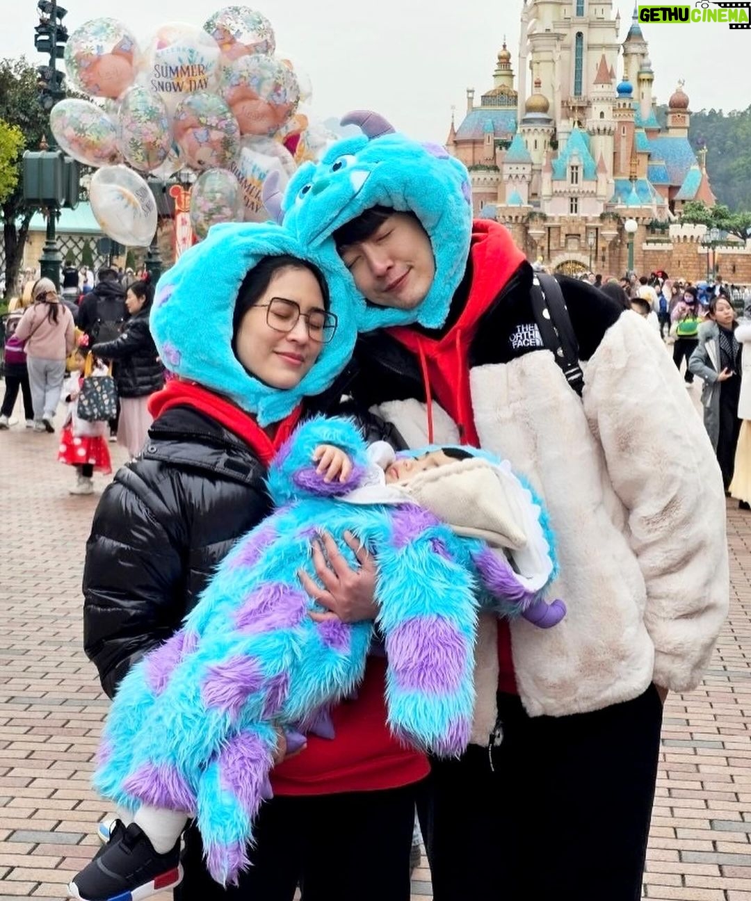 Puttichai Kasetsin - 161.1K Likes - ทริปนี้พ่อกับแม่ยกนิ้วให้พีร์เจเลย เก่งมาก ไม่งอแงกินง่ายอยู่ง่ายในวัย 1 ขวบ 2 เดือนน้องเก่งมากครับ แถมเล่นเครื่องเล่นใน Disneyland กับพ่อแม่ได้แล้ว ชอบและตื่นตาตื่นใจมาก เข้าคิวต่อแถวแบบไม่ร้องเลย ☺️❤️
ชอบตอนน้องเดินส่ายหางดุ๊กๆดิ๊กๆครับ 55555 ชุดนี้ได้มาจากเพื่อนน้าตาลน้าตี้ ใส่อุ่นสุดๆ ถ้าไม่ได้ชุดนี้น้าาาไม่อยากจะคิด 😂 จู่ๆฮ่องกงก็6 องศา feel like 2 องศาแบบลมมมมมม ลูกน่ะอุ่นแต่พ่อกับแม่ก็คืองึกๆจ้า ไม่คิดว่าอากาศฮ่องกงจะลงไปเบอร์แรงขนาดนี้ ภายใน1 วัน 😅 แต่!!! คณะเราก็อยู่เข้าแบบ early pass และอยู่จนพลุจบ 12 ชม.เต็มไปเลยคร้าบทุกคน 🤣🥳🤩