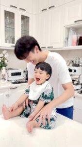 Puttichai Kasetsin Instagram - 1วัน1000คำถามกับแม่คร้าบบบ 🤣 @pjpjpitt เติบโตและเก่งขึ้นเรื่อยๆ พ่อแม่ภูมิใจไม่หยุดเลยครับลูก หลงลูกสุดคร้าบ 55555 🥰❤️ #พีร์เจ1ขวบ2เดือน