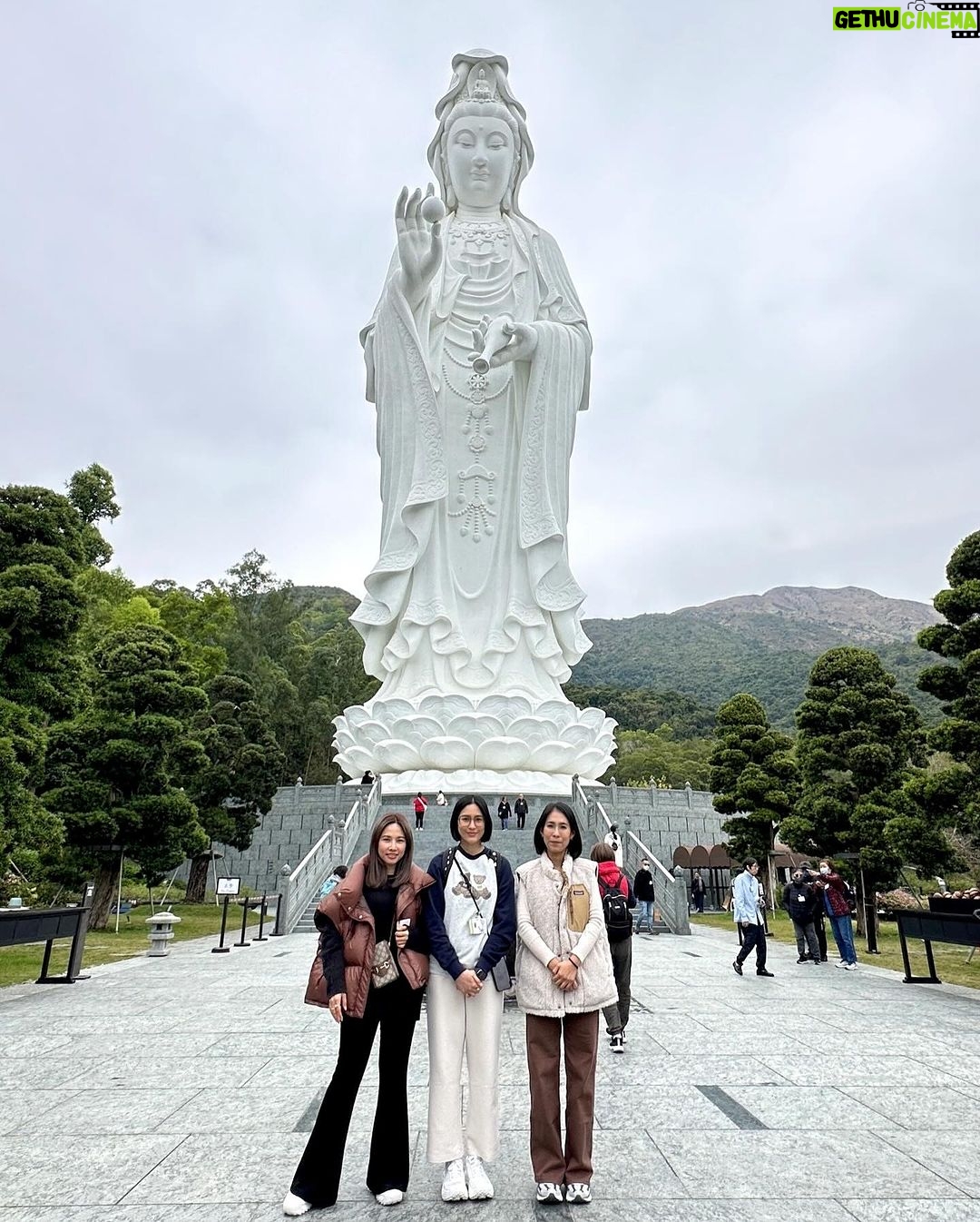 Puttichai Kasetsin Instagram - ทริปฮ่องกงไหว้พระขอพรคร้าบ ☺️🙏🏼🤍 📌 เป็นทริปฮ่องกงที่อากาศหนาวมากๆ งึกๆ feel like 2 องศาไปเลยสิคร้าบ 🥶😅 ขอบคุณพี่เต้ยไกด์ประจำทริป และ ขอบคุณเพื่อนรักทั้งหลายที่ต้องเข้าใจแม่ๆและเด็กเล้กกกก 🤣