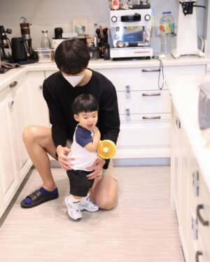 Puttichai Kasetsin Instagram - มีเด็กมาเฝ้าป๊าทำกาแฟ ใจฟูๆ 😊 @pjpjpitt