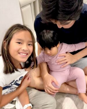 Puttichai Kasetsin Instagram - Happy birthday หนูปีหลานรักของน้าพุฒน้าจุ๋ยนะคะ หนูปีเป็นเด็กที่สดใสร่าเริง เก่งและเป็นเด็กดีมากๆอยู่แล้ว พวกเราก็ขออวยพรให้หลานรักเติบโตอย่างแข็งแรงทั้งกายและใจในทุกๆปี น้าพุฒน้าจุ๋ยจะคอยsupportหนูปีแบบนี้ตลอดไปนะคะ น้าพุฒ น้าจุ๋ย น้องพีร์เจรักมากๆเลยน้า 😄❤️🫰🏼 @aff_taksaorn 

ป.ล.รูปวันเกิดคุณแม่แต่ลงวันเกิดคุณลูกนะคะ 😆🎉🎂