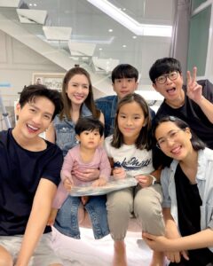 Puttichai Kasetsin Instagram - Happy birthday หนูปีหลานรักของน้าพุฒน้าจุ๋ยนะคะ หนูปีเป็นเด็กที่สดใสร่าเริง เก่งและเป็นเด็กดีมากๆอยู่แล้ว พวกเราก็ขออวยพรให้หลานรักเติบโตอย่างแข็งแรงทั้งกายและใจในทุกๆปี น้าพุฒน้าจุ๋ยจะคอยsupportหนูปีแบบนี้ตลอดไปนะคะ น้าพุฒ น้าจุ๋ย น้องพีร์เจรักมากๆเลยน้า 😄❤️🫰🏼 @aff_taksaorn ป.ล.รูปวันเกิดคุณแม่แต่ลงวันเกิดคุณลูกนะคะ 😆🎉🎂