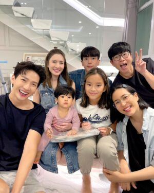 Puttichai Kasetsin Instagram - Happy birthday หนูปีหลานรักของน้าพุฒน้าจุ๋ยนะคะ หนูปีเป็นเด็กที่สดใสร่าเริง เก่งและเป็นเด็กดีมากๆอยู่แล้ว พวกเราก็ขออวยพรให้หลานรักเติบโตอย่างแข็งแรงทั้งกายและใจในทุกๆปี น้าพุฒน้าจุ๋ยจะคอยsupportหนูปีแบบนี้ตลอดไปนะคะ น้าพุฒ น้าจุ๋ย น้องพีร์เจรักมากๆเลยน้า 😄❤️🫰🏼 @aff_taksaorn 

ป.ล.รูปวันเกิดคุณแม่แต่ลงวันเกิดคุณลูกนะคะ 😆🎉🎂