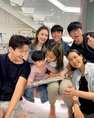 Puttichai Kasetsin Instagram - Happy birthday หนูปีหลานรักของน้าพุฒน้าจุ๋ยนะคะ หนูปีเป็นเด็กที่สดใสร่าเริง เก่งและเป็นเด็กดีมากๆอยู่แล้ว พวกเราก็ขออวยพรให้หลานรักเติบโตอย่างแข็งแรงทั้งกายและใจในทุกๆปี น้าพุฒน้าจุ๋ยจะคอยsupportหนูปีแบบนี้ตลอดไปนะคะ น้าพุฒ น้าจุ๋ย น้องพีร์เจรักมากๆเลยน้า 😄❤️🫰🏼 @aff_taksaorn 

ป.ล.รูปวันเกิดคุณแม่แต่ลงวันเกิดคุณลูกนะคะ 😆🎉🎂