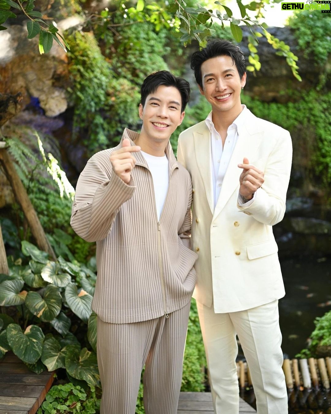 Puttichai Kasetsin Instagram - ตื่นเต้น และดีใจมากๆๆๆๆๆๆๆ 🥺🥺🥺 ที่ได้ร่วมครีเอทเมนูกาแฟกับ @harudot.chonburi กับ Strawberry Cloud Coffee เป็นเมนูที่มีการผสมผสานระหว่างสตอบอรี่และนมที่มีการ Designพิเศษให้มีหอมนุ่มละมุนเหมือนนมฮอคไกโด สัมผัสแรกที่ทุกท่านจะได้รับเหมือนได้ทานขนมเวเฟิลรสตอบอรี่ที่มีความละมุนสดชื่นทุกครั้ง เมื่อได้ดื่ม Strawberry cloud coffee ☕️🍓 พิเศษเฉพาะ @harudot.chonburi ตั้งแต่วันนี้-31 มกราคม นี้ เท่านั้น รายได้จากการขายเมนูพิเศษนี้ทุกแก้วแก้วละ 50 บาท ส่งมอบความสุขต่อเพื่อการกุศลในเขตชุมชน จ.ชลบุรี 🙏🏼❤️ ใครลองแล้วฝากติชมและติดตามกันด้วยนะครับ Harudot Chonburi by Nana Coffee Roasters