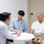 Puttichai Kasetsin Instagram – #SponsoredbyGSK ต้องฟิตครับ! ได้เป็นป่าป๊าเจ้าอ้วงแล้วต้องฟิต ต้องแข็งแรง จะได้อยู่กับลูกไปนาน ๆ

ป๊าผมก็ต้องฟิตเหมือนกัน 💪🏻 จะได้อยู่เล่นกับหลานนาน ๆ ด้วย ปีนี้ป๊าผมอายุ 78 เข้าไปแล้ว อายุเยอะขึ้น ภูมิคุ้มกันก็จะถดถอย และจากร่างกายที่เคยแข็งแรงก็อ่อนแอลงตามอายุ  ช่วงนี้เห็นคอนเทนต์โรคงูสวัดเยอะ โดยผู้สูงวัย 50+ จะเสี่ยงต่อการเป็นงูสวัดได้ง่าย ผมเลยไปรับป๊าจากไร่หมาเมินขึ้นมาปรึกษาคุณหมอสักหน่อย

คุณหมอบอกว่า โรคงูสวัด คือการติดเชื้อไวรัสชนิดเดียวกับสุกใส หรือที่เราเรียกว่าโรคอีสุกอีใส ซึ่งตอนเด็ก ๆ เกือบจะทุกคนเคยเป็นสุกใส แต่ต่อให้หายจากสุกใส เชื้อนี้ก็ยังซ่อนอยู่ในร่างกาย เป็นโรคที่ผู้สูงวัยมีความเสี่ยงต่อการเกิดภาวะแทรกซ้อน ป๊าฟังก็แอบกังวล คุณหมอเลยบอกว่า โรคงูสวัดมันป้องกันได้ นอกจากดูแลสุขภาพมากขึ้น กินของมีประโยชน์ พักผ่อนเยอะ ๆ แล้วก็ขยับตัวออกกำลังกาย การรับวัคซีนงูสวัดตามคำแนะนำของแพทย์ก็เป็นอีกหนึ่งวิธีที่มีประสิทธิภาพ 🥰

อย่าลืมพาคุณพ่อคุณแม่ไปปรึกษาคุณหมอเรื่องโรคงูสวัดกันนะคร้าบบ~
ขอขอบคุณข้อมูลดี ๆ เกี่ยวกับโรคงูสวัด จากโรงพยาบาลพญาไท 2 ครับ

กรุณาปรึกษาบุคลากรทางการแพทย์ เช่น แพทย์, เภสัชกร และพยาบาล เป็นต้น

#งูสวัดสกัดได้ #โรคงูสวัด