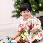 Puttichai Kasetsin Instagram – หมั่นเขี้ยวเจ้าลูกคร้าบบบบ หน้าไม่ซ้ำซักรูป ส่วนรูปสุดท้ายที่มาของคำว่า หล่อลื่น ครับผม พีร์เจเป็นเด็กสายฮา @pjpjpitt 😂🎄🤣✨😆❤️

ชุดน่ารักจาก @saifahbhayu ครับ ☺️🙏🏼🫰🏼