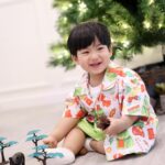 Puttichai Kasetsin Instagram – หมั่นเขี้ยวเจ้าลูกคร้าบบบบ หน้าไม่ซ้ำซักรูป ส่วนรูปสุดท้ายที่มาของคำว่า หล่อลื่น ครับผม พีร์เจเป็นเด็กสายฮา @pjpjpitt 😂🎄🤣✨😆❤️

ชุดน่ารักจาก @saifahbhayu ครับ ☺️🙏🏼🫰🏼