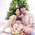 Puttichai Kasetsin Instagram – หมั่นเขี้ยวเจ้าลูกคร้าบบบบ หน้าไม่ซ้ำซักรูป ส่วนรูปสุดท้ายที่มาของคำว่า หล่อลื่น ครับผม พีร์เจเป็นเด็กสายฮา @pjpjpitt 😂🎄🤣✨😆❤️

ชุดน่ารักจาก @saifahbhayu ครับ ☺️🙏🏼🫰🏼
