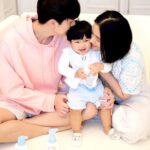 Puttichai Kasetsin Instagram – Always Happy ครับ 😆🩵✨

ทุกวันก่อนทำกิจกรรม ขาดไม่ได้เลยที่แม่ต้องบำรุงผิวให้น้องพีร์เจ  เตรียมผิวให้ชุ่มชื้น พร้อมกลิ่นหอม
น่ารักอารมณ์ดี พร้อมไปลุยทุกกิจกรรม ด้วย ดีนี่ ออร์แกนิค ออลเวย์ส แฮปปี้ เบบี้โลชั่น ที่มาพร้อม
Emoti Tech เทคโนโลยีกลิ่นหอมที่ช่วยให้เบบี้อารมณ์ดี : ตัวช่วยที่แม่วางใจ บำรุงผิวต้าวพีร์เจให้เนียน
นุ่ม หอมน่ารักอารมณ์ดีทั้งวัน 😄🫰🏼
#DneeThailand #DneeSmileBooster #บูสต์รอยยิ้มได้ทั้งบ้าน